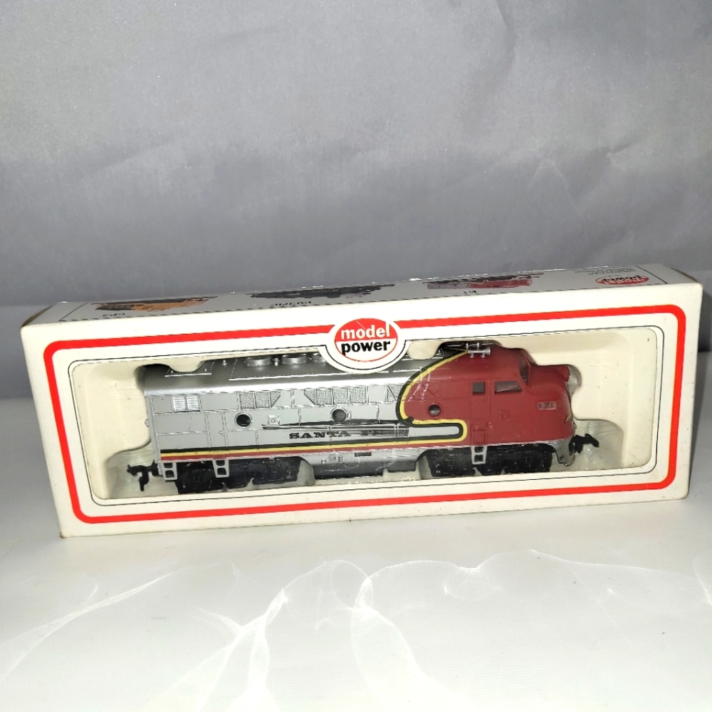 MODEL POWER  Ho Scale F3 Locomotive-Dummy Santa Fe Electric Train